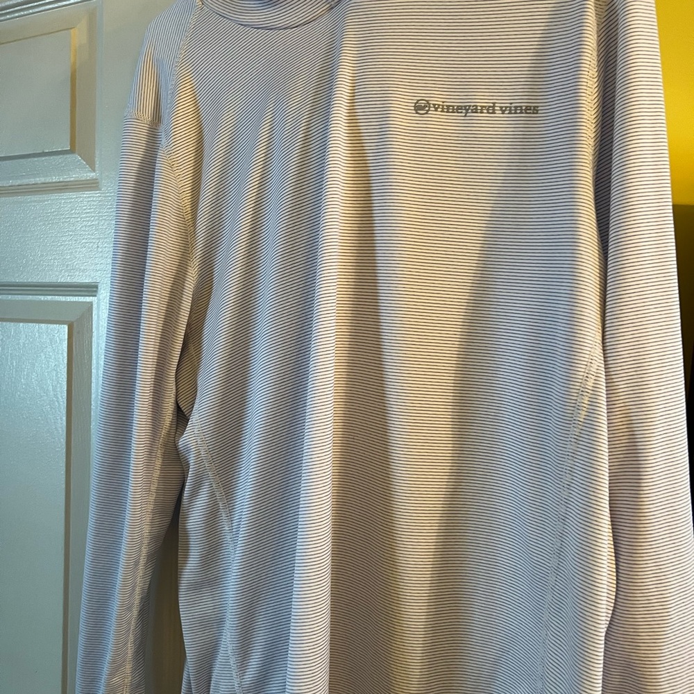 Vineyard Vines Men's Subtle Striped Long Sleeve Performance Top.  Size L